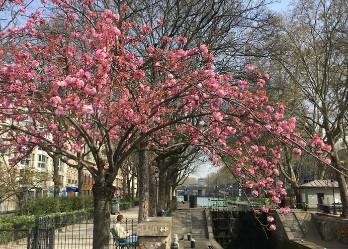 Paris, Au Bord Du Canal Saint Martin