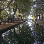 Paris, Au Bord Du Canal Saint Martin
